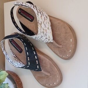 Modzori Reversible Feena 4 - White flips to Black Wedge Thong Sandal ** SZ 8